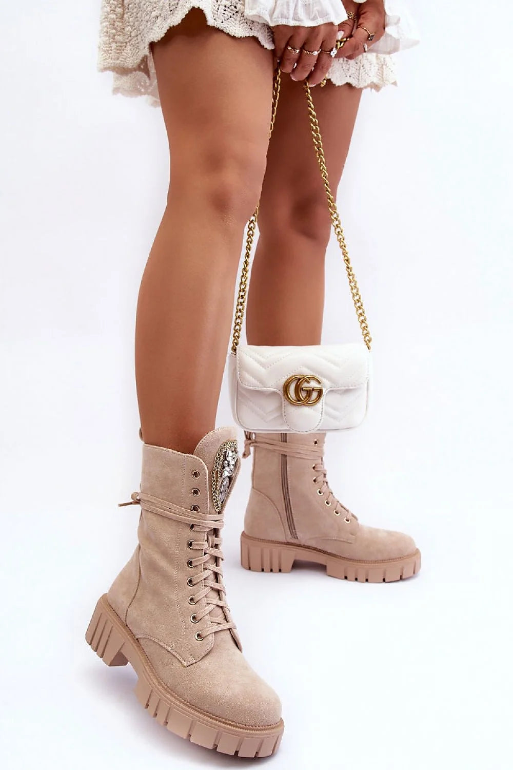 bottines ecosuede beige montantes mihautes combat lacets oeillets bijoux strass chaine doree semelle crantee plateforme talon bloc antiderapante coutures visibles