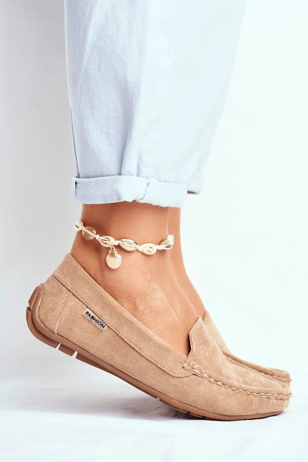 mocassins femme daim bleu gris veloutés élégants intemporels confortables slipon bout arrondi surpiqûres semelle caoutchouc bijoux cheville dorés