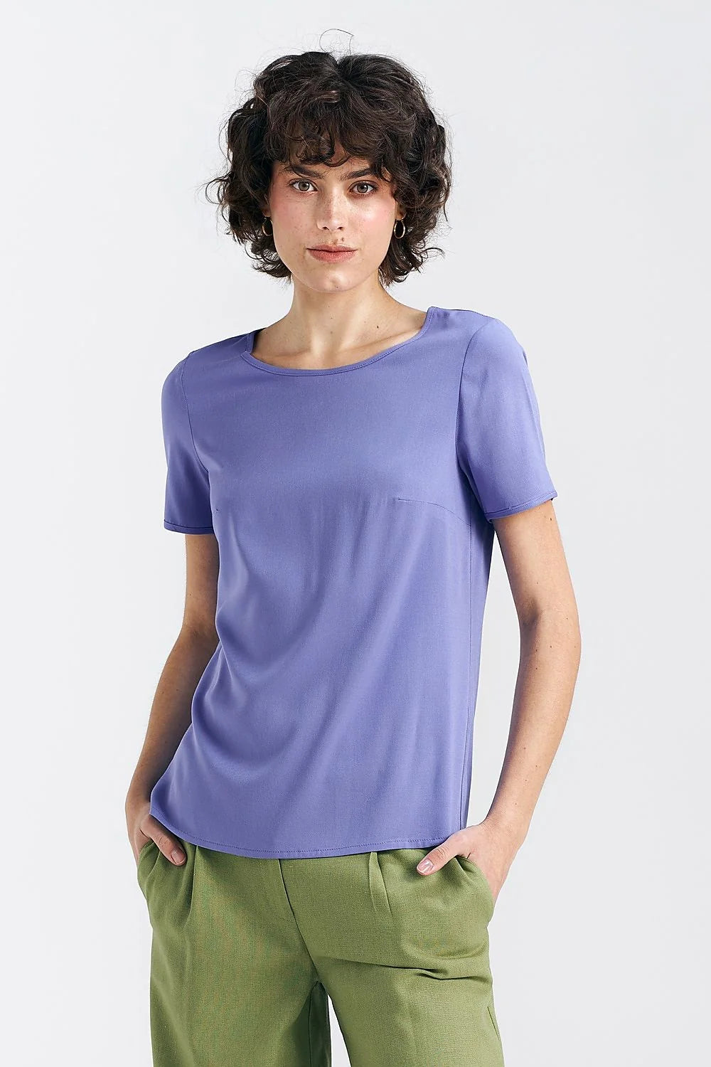 chemisier violet doux manches courtes tissu léger fluide polyester coupe ample col rond dégagé coutures renforcées minimaliste polyvalent élégant quotidien