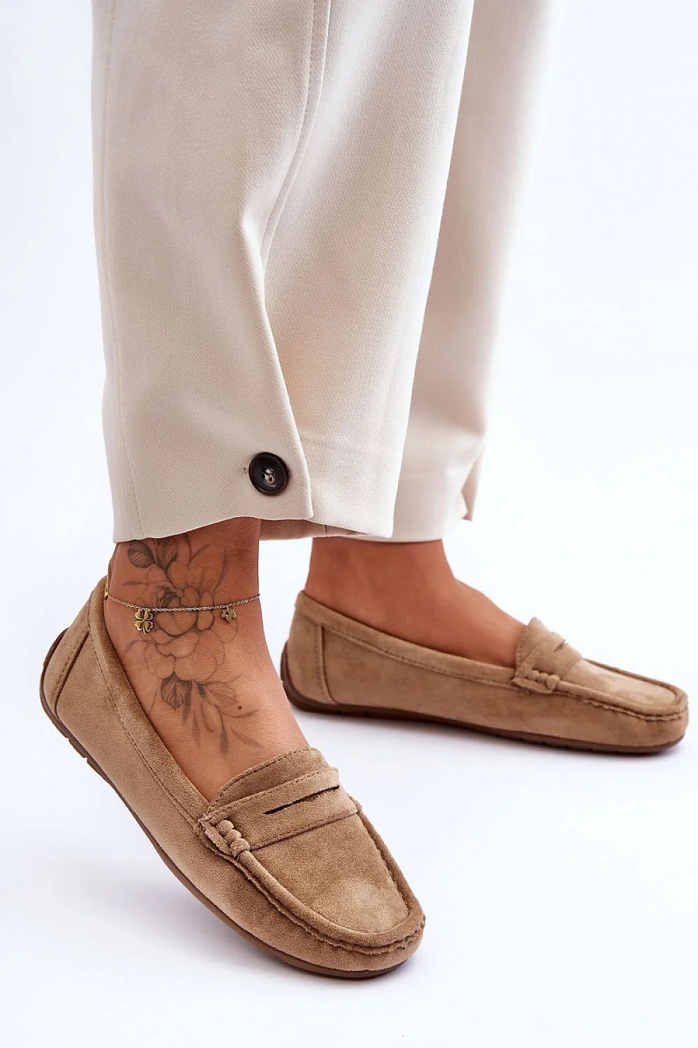 Mocassins classiques pour femmes en éco-daim beige chaude, design intemporel, confort maximal, style décontracté chic, idéal pour quotidien ou occasion informelle, doux et durable