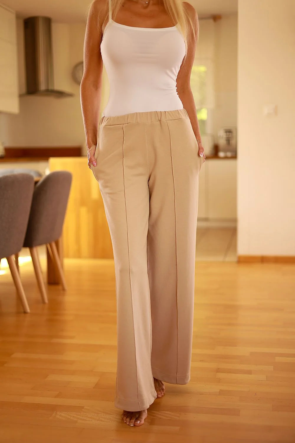 Pantalon femme Mirale design décontracté élégant couleur beige coton élasthanne taille haute coupe droite poches latérales surpiqûres ourlet large