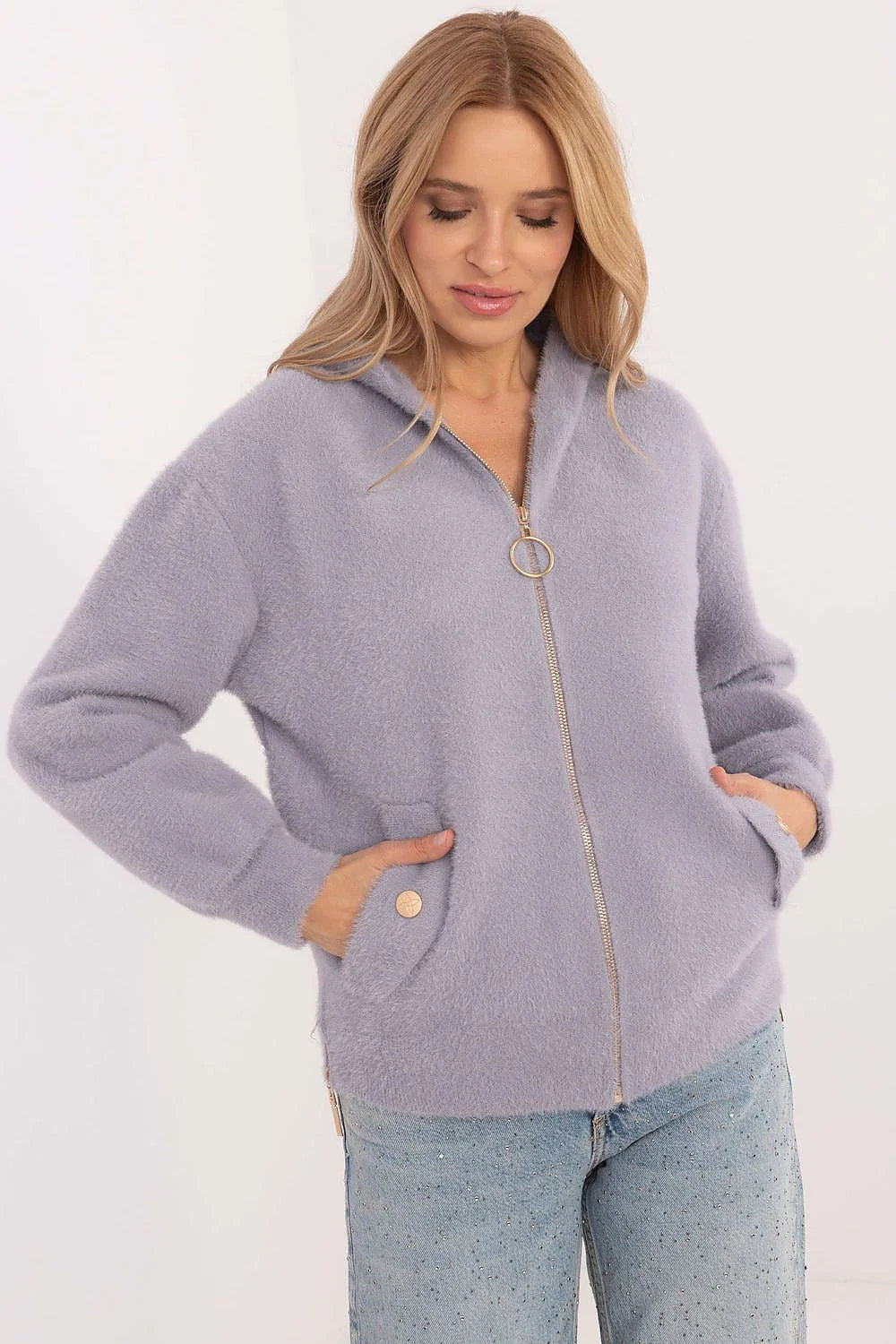 veste femme maille polyester pelucheuse lavande capuche zippée coupe décontractée ample longueur hanches poches plaquées boutons dorés manches poignets côtelés