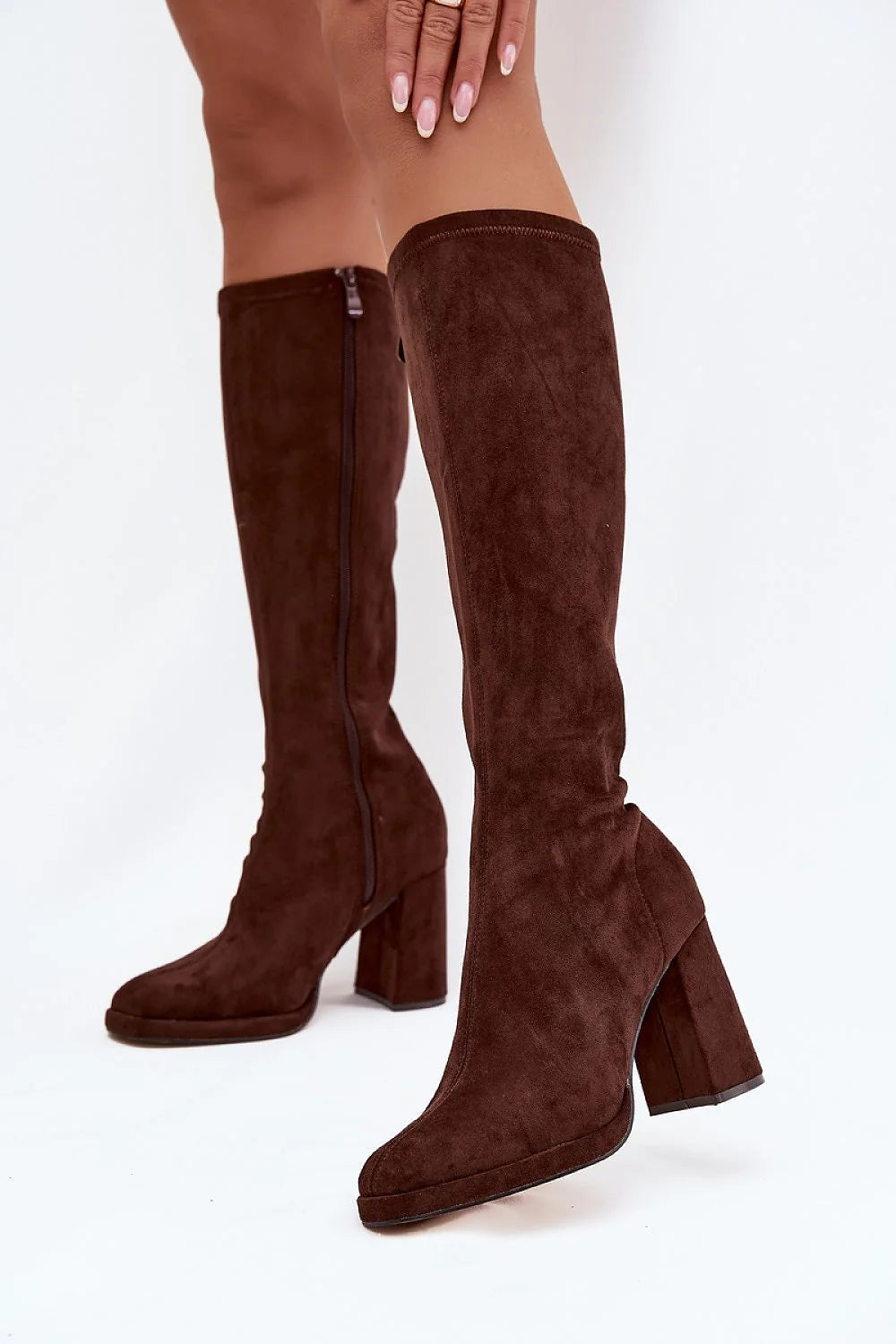 bottes femme suédine douce chocolat tige genou ajustée bout arrondi amande talon bloc stable confortable fermeture éclair semelle plateforme