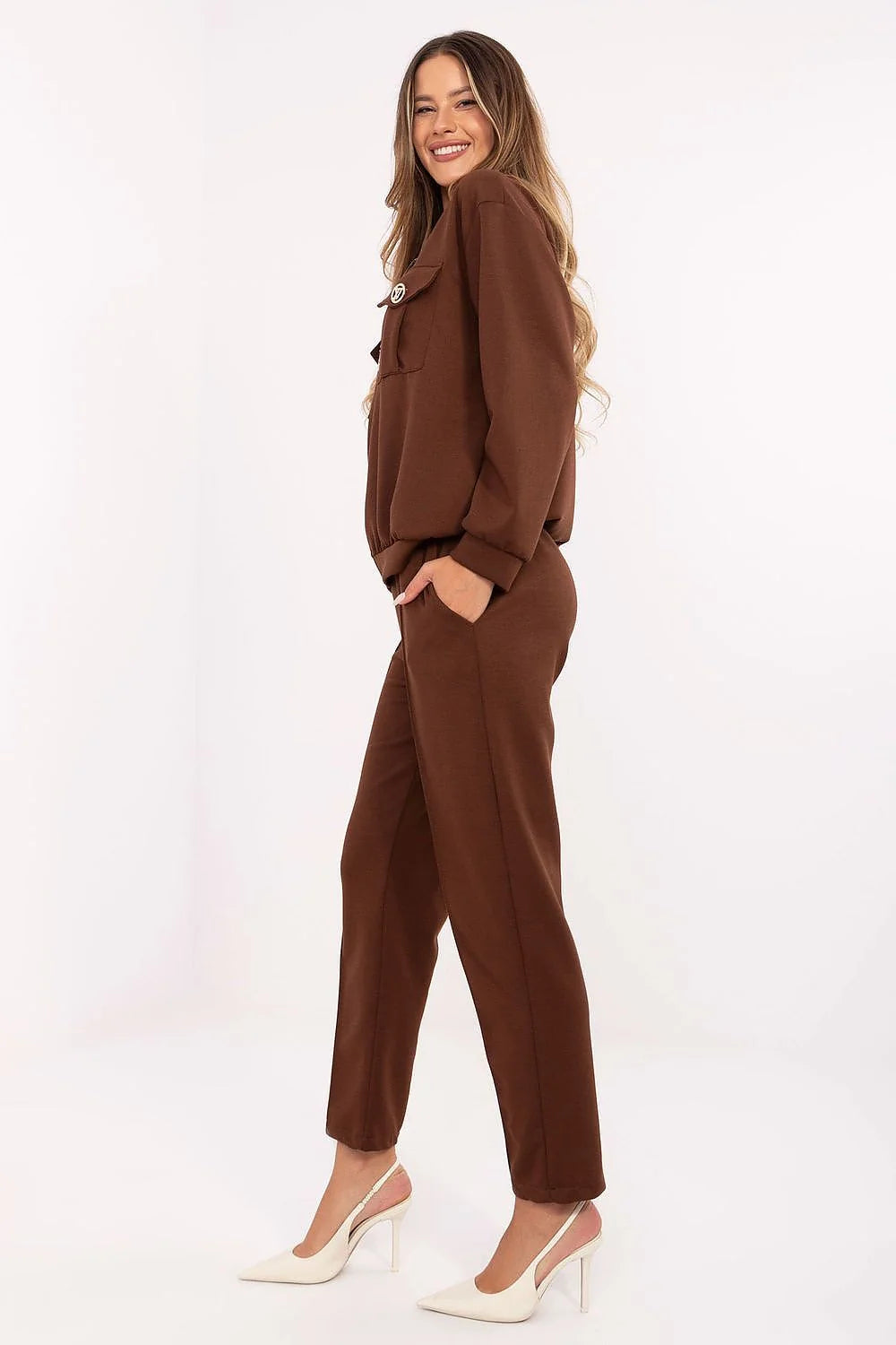 ensemble femme casual chic sweat zippé capuche manches longues poches cargo broches subtiles pantalon taille haute ceinture décorative viscose élasthanne