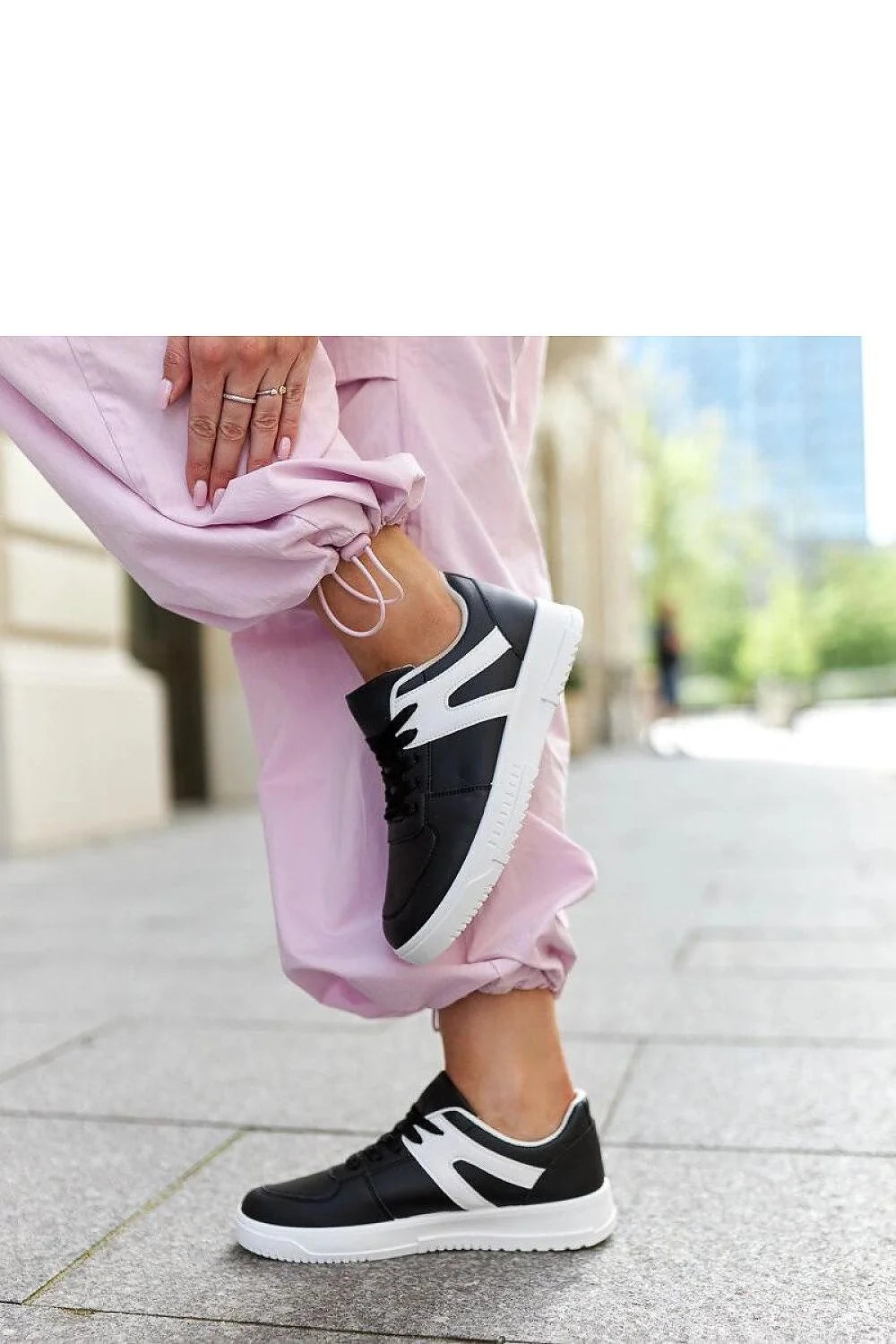 baskets solea femmes basses noir blanc contraste empiècement ondulé cuir synthétique semelle épaisse antidérapante lacets confort urbain casual moderne sportif