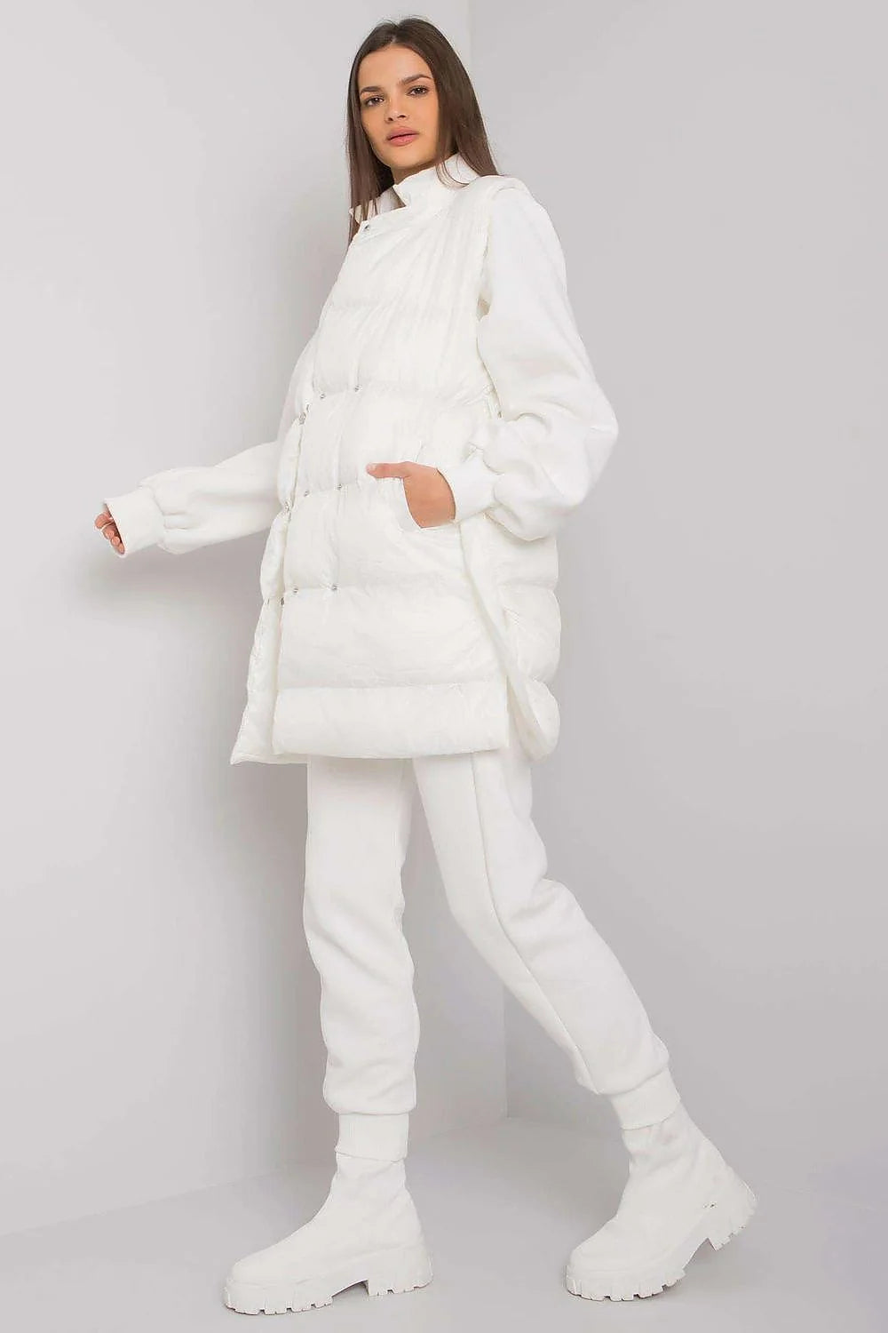 Ensemble féminin moderne et stylé avec gilet matelassé, sweat-shirt et pantalon de jogging beige