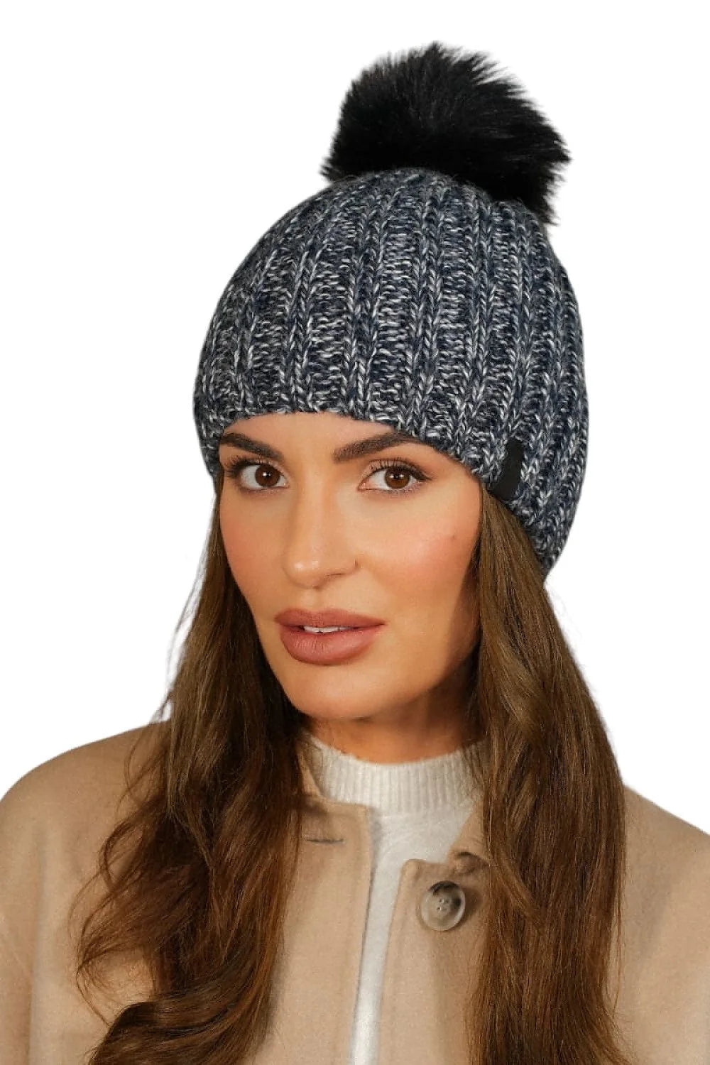Bonnet d'hiver féminin tricoté en laine épaisse texture côtelée couleur chinée pompon en fausse fourrure noire doublure polaire