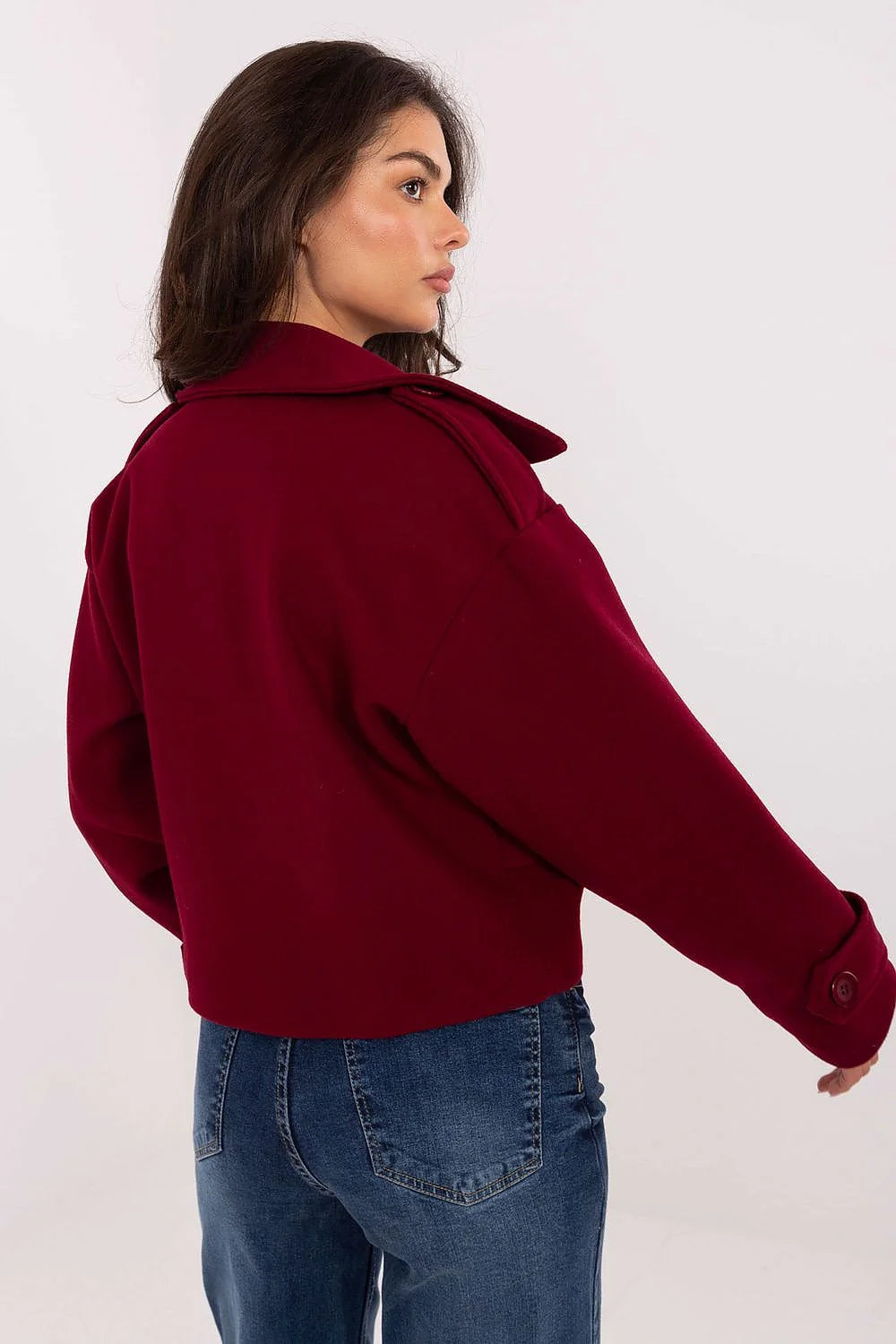 trench court femme polyester bordeaux boxy manches longues épaulettes double boutonnage poches rabat poignets retroussés doublure léger chic citadin élégant