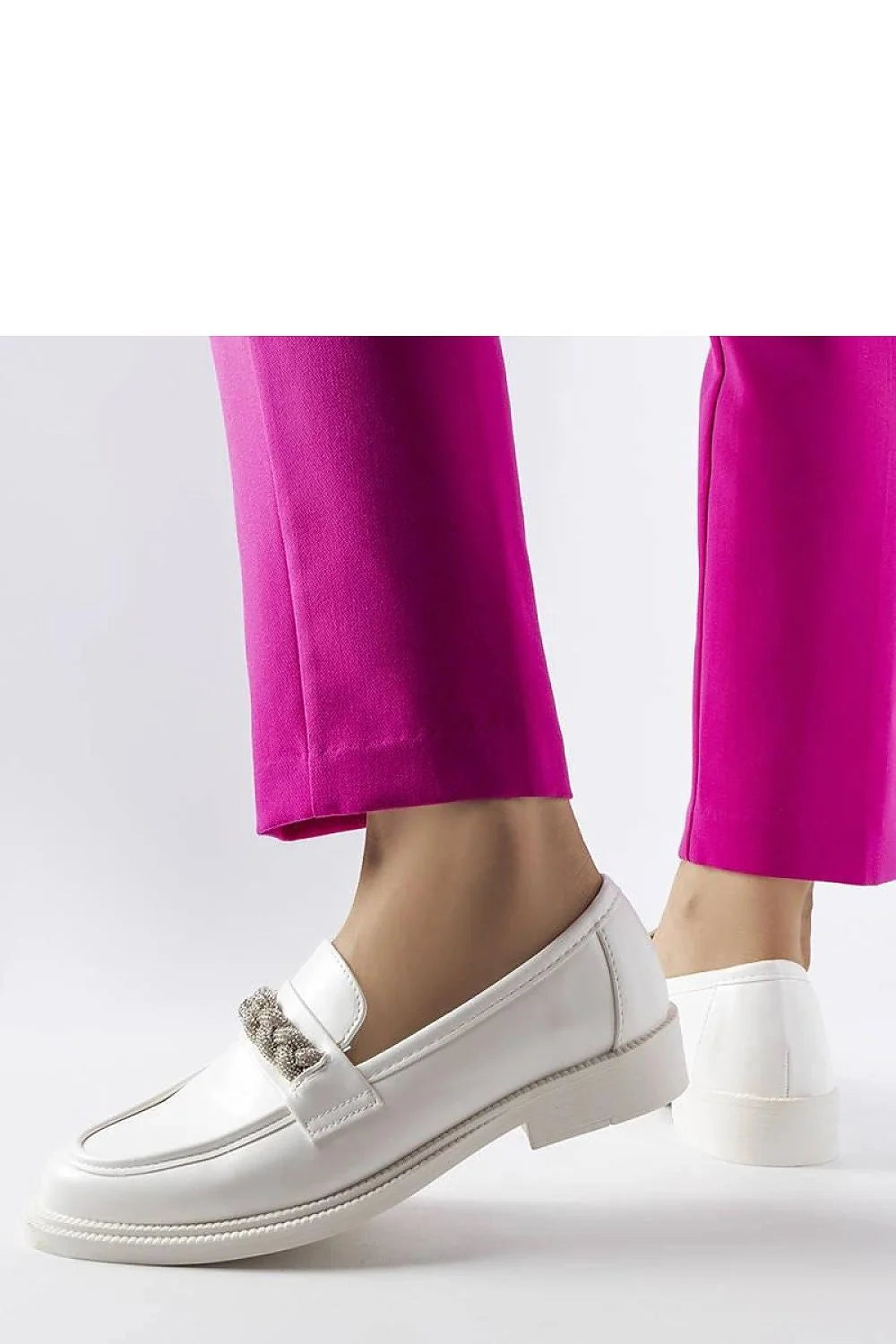 Mocassins blancs femme cuir écologique design élégant détails métalliques tassels argentés semelles synthétiques confortables occasion quotidienne soirées été