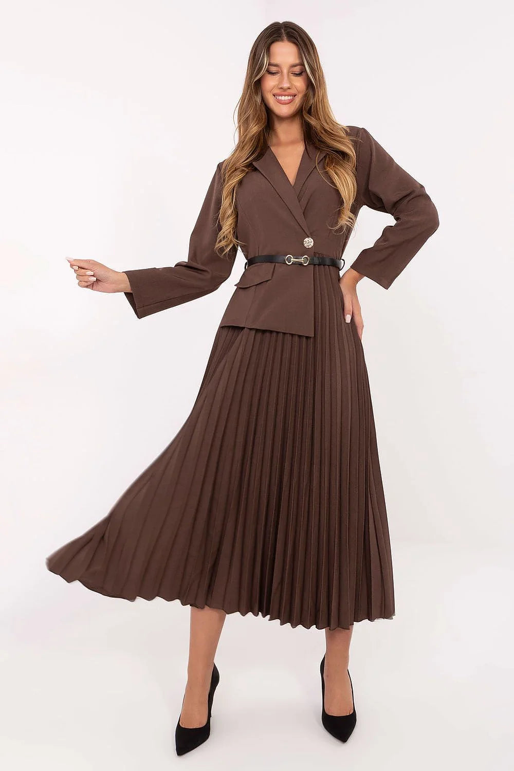 robe maxi évasée plissée fluide marron chocolat tailleur blazer jupe col V croisé manches longues ceinture boucle dorée