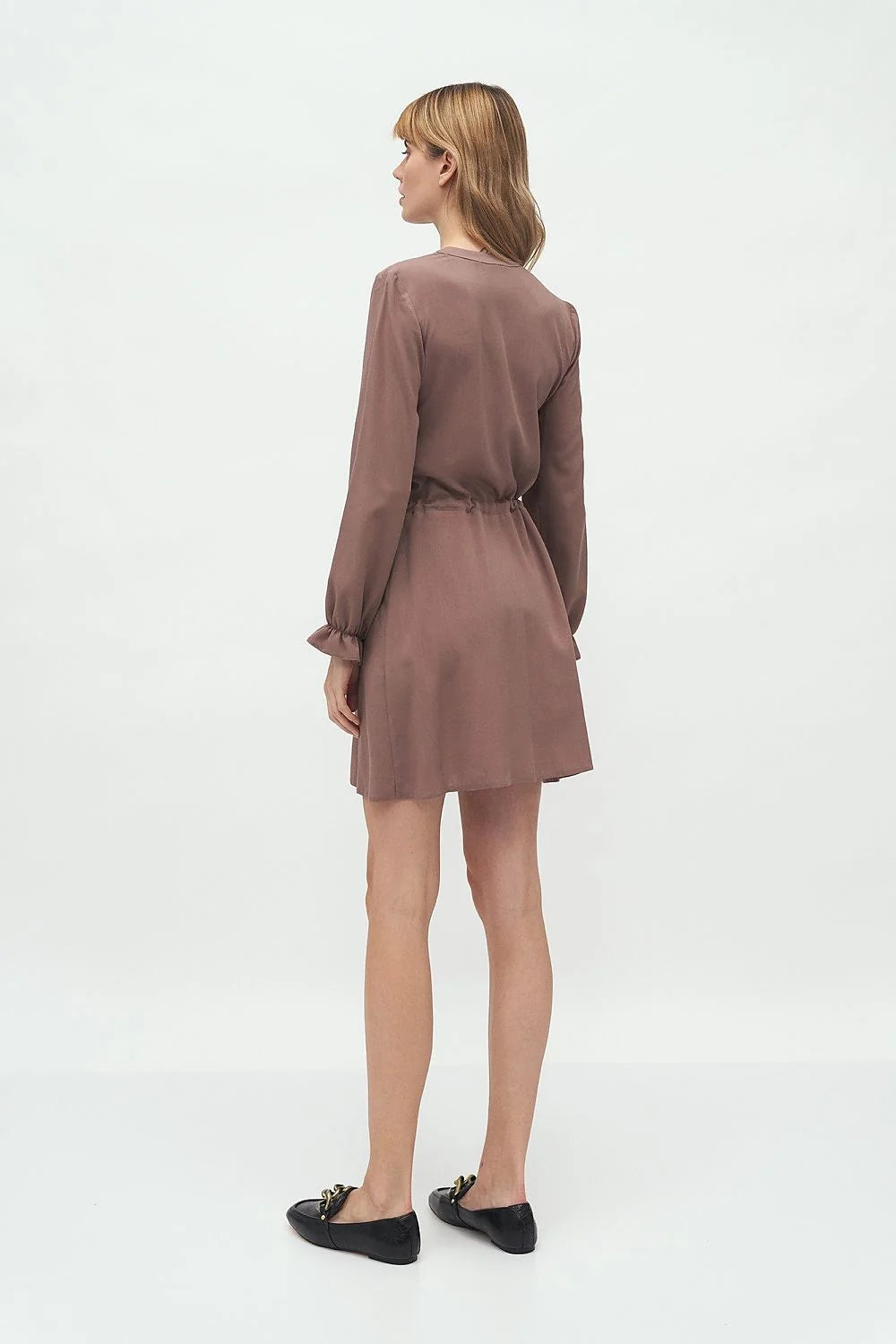 robe jour élégante manches bouffantes taupe ajustée femme coupe universelle taille cintrée cordon nouer boutons dorés tissu fluide satiné chic