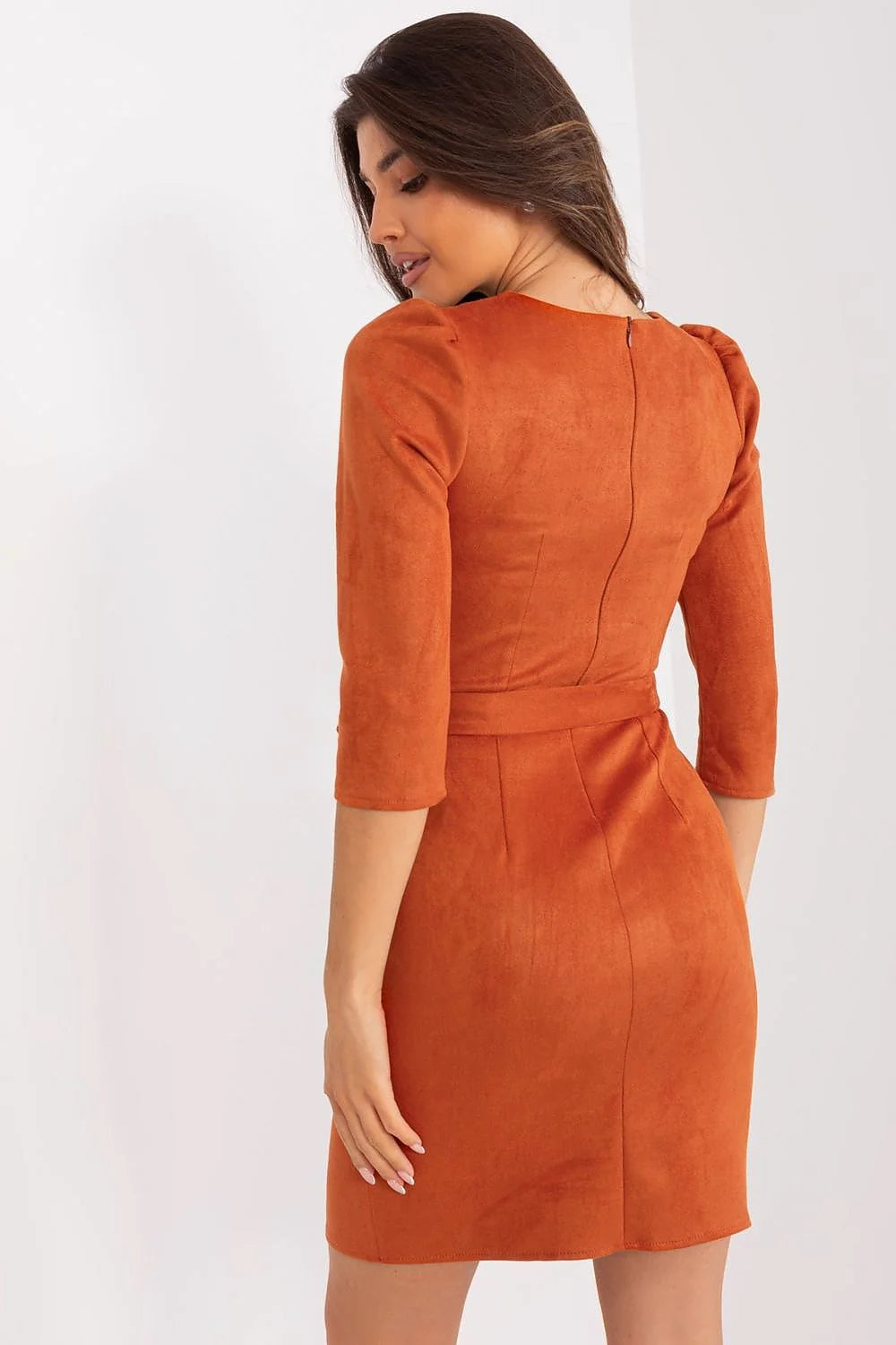 robe semiformelle automnale terracotta manches troisquarts coupe ajustée suédine synthétique ceinture nouée cintrée courte encolure carrée fente latérale sophistiquée élégante