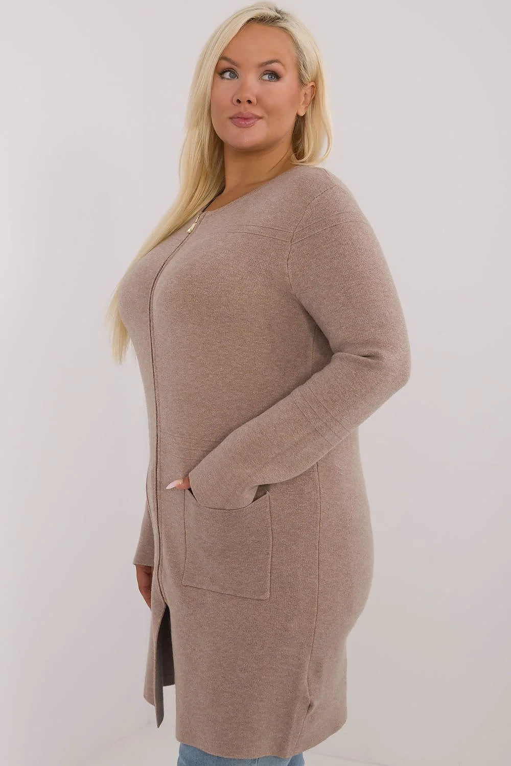 Cardigan long pour femme plus size style casual élégant coupe droite fermeture éclair dorée poches plaquées couleur brun taupe matière douce et confortable