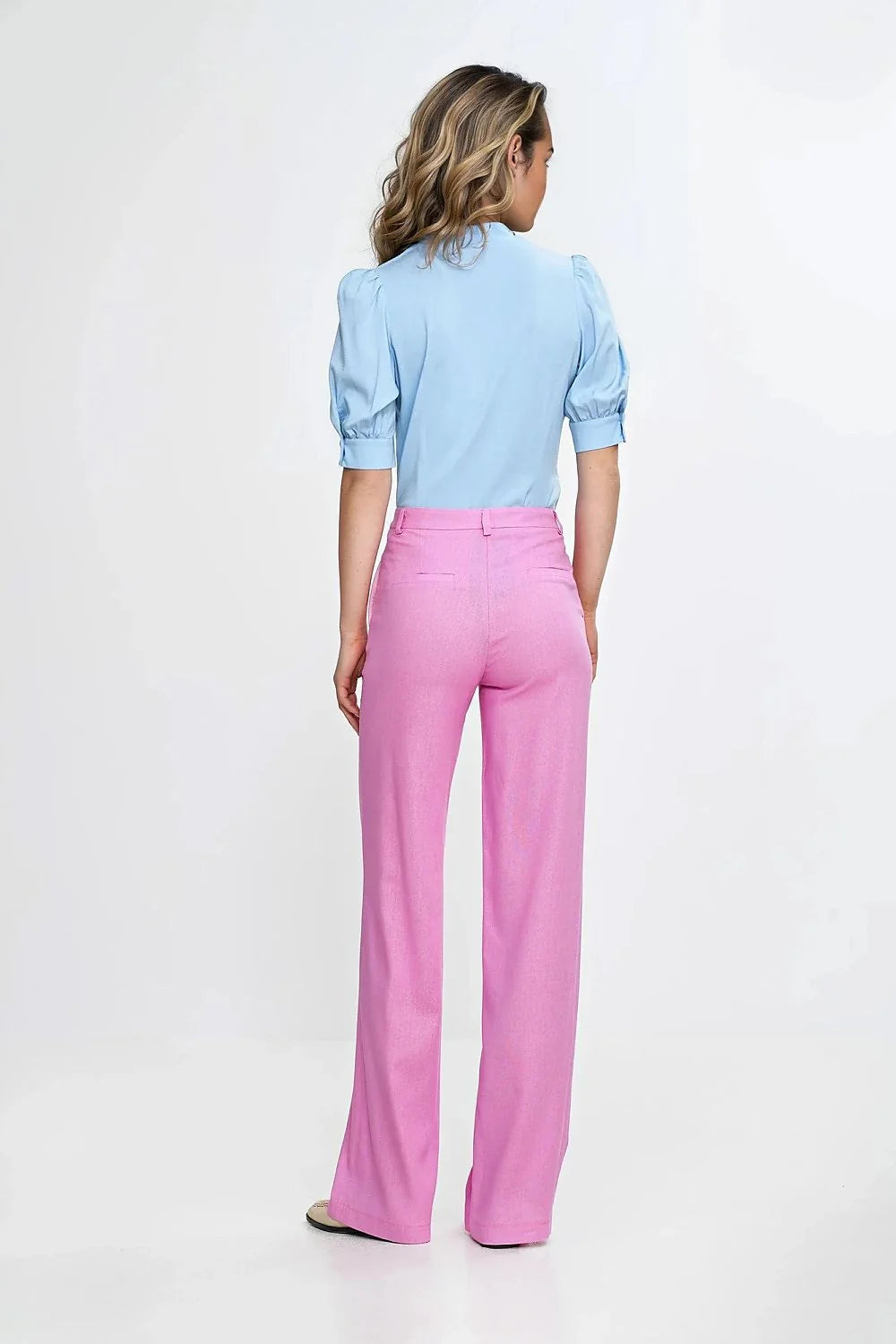 Tenue élégante pour femmes blouse bleu clair nœud lavallière pantalon rose vif coupe large高 taille haute occasion semi-formelle