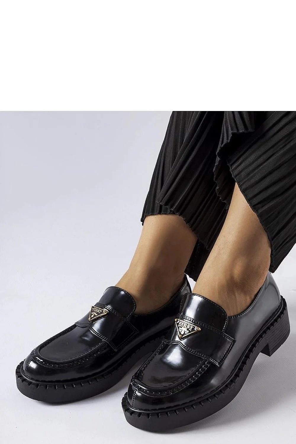 Moccasins femmes cuir verni noir design classique touche moderne confort élégance semelle épaisse talon bloc détails métalliques