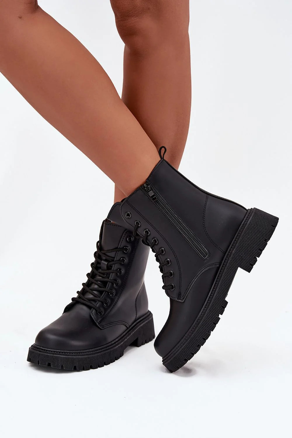 bottines femme style combat cuir synthétique noir doublées fourrure chaudes confortables lacées fermeture éclair semelle crantée plateforme antidérapante