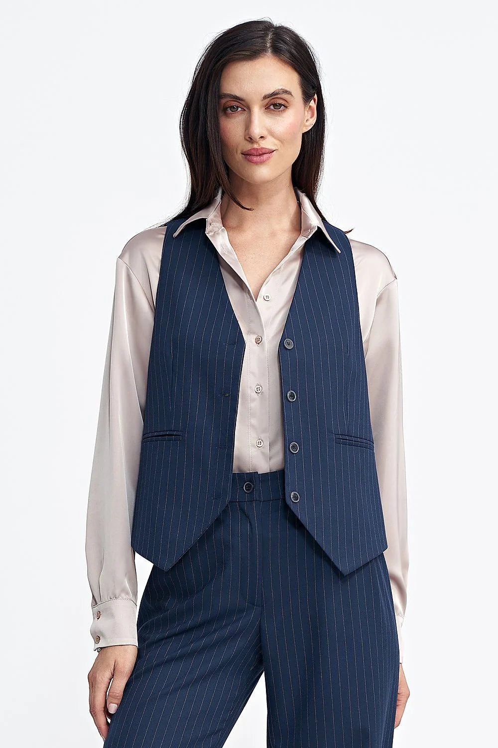 Gilet femme sans manches bleu marine rayures verticales style tailleur coupe ajustée boutons métalliques poches passepoilées