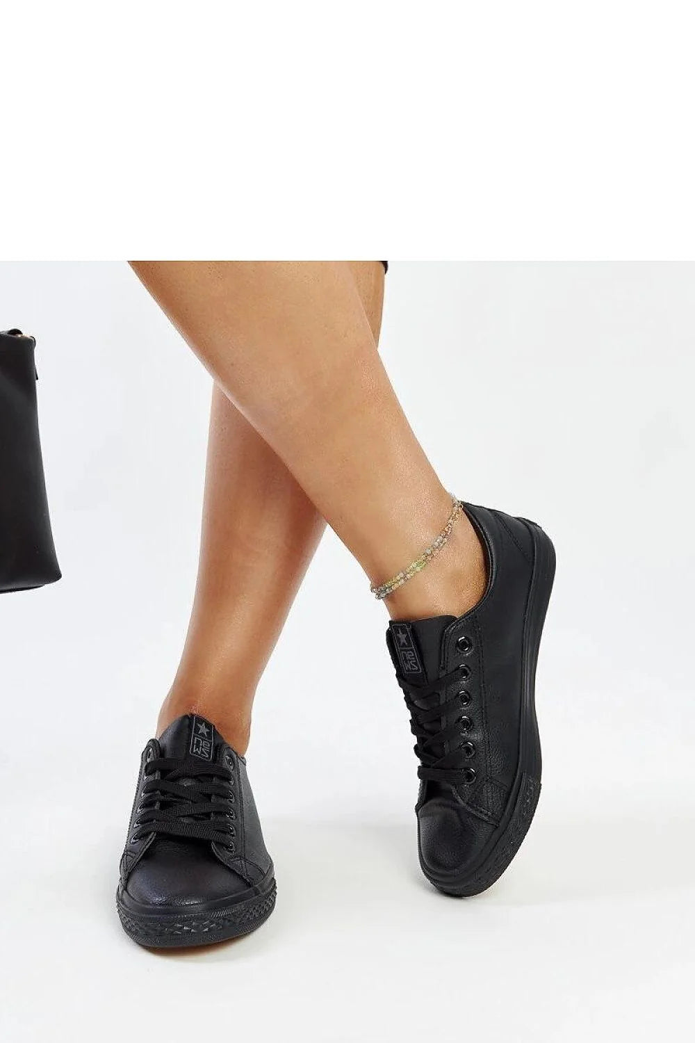 baskets noires similicuir basses urbaines femmes modernes minimalistes lacées grainées œillets métalliques semelle caoutchouc confortables polyvalentes bout arrondi