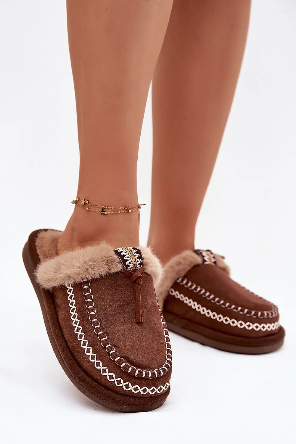 chaussons femmes suédine écologique marron chocolat fourrure beige doublure tressé pompon décoratif surpiqûres rembourré semelle antidérapante caoutchouc cosy hivernal cadeau