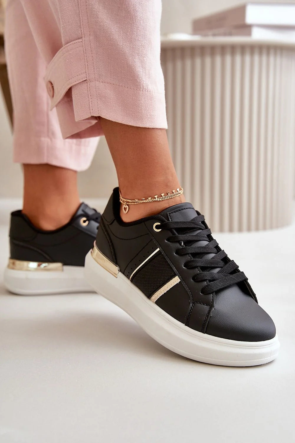 basket femme basse similicuir noir plateforme blanche épaisse semelle confortable talon doré œillets métalliques lacets plats insert texturé beige chic