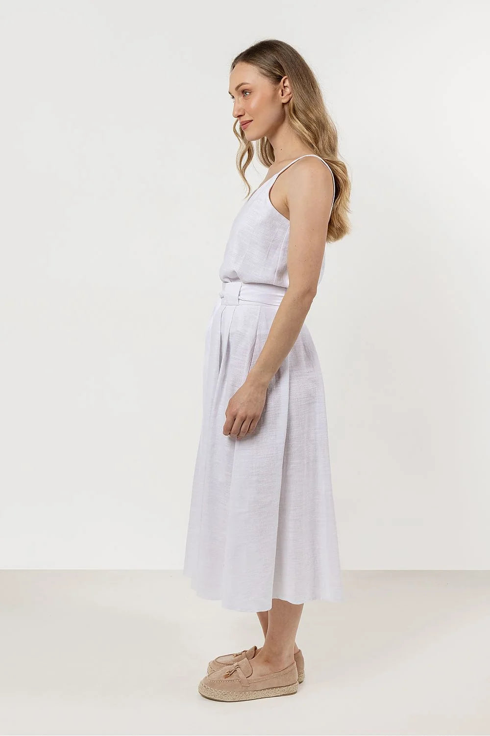 Robe d'été féminine élégante minémaliste décolleté en V bretelles fines tissu léger respirant femme mode robe occasionnelle