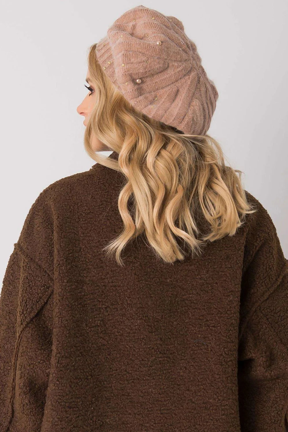 Ensemble pull béret maille torsadée blanc cosy chic hiver mode femme élégance confort chaleur
