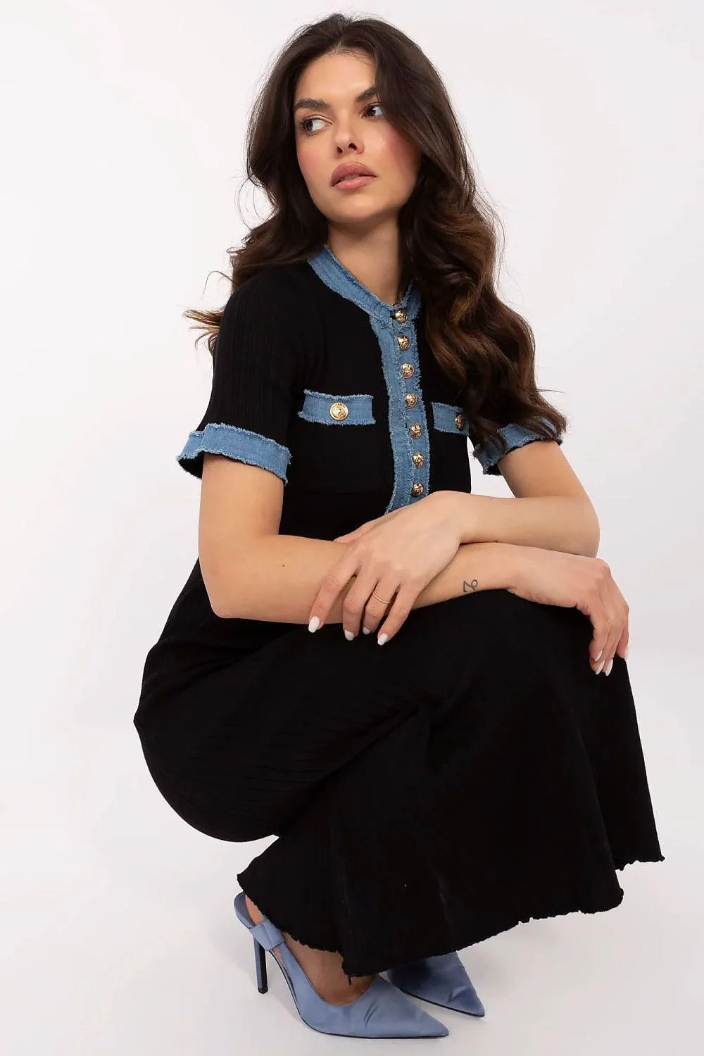 robe midi ajustée buste évasée viscose polyamide maille côtelée noir denim bleu boutons dorés manches courtes