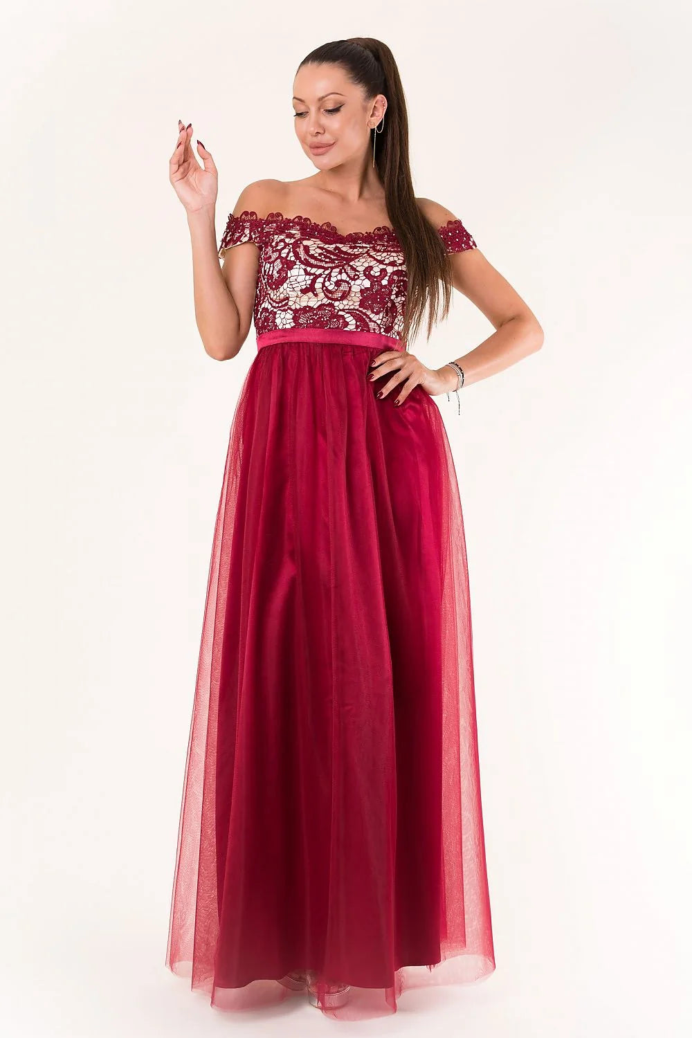 Robe longue en dentelle et tulle, élégance romantique pour soirées spéciales avec motif floral