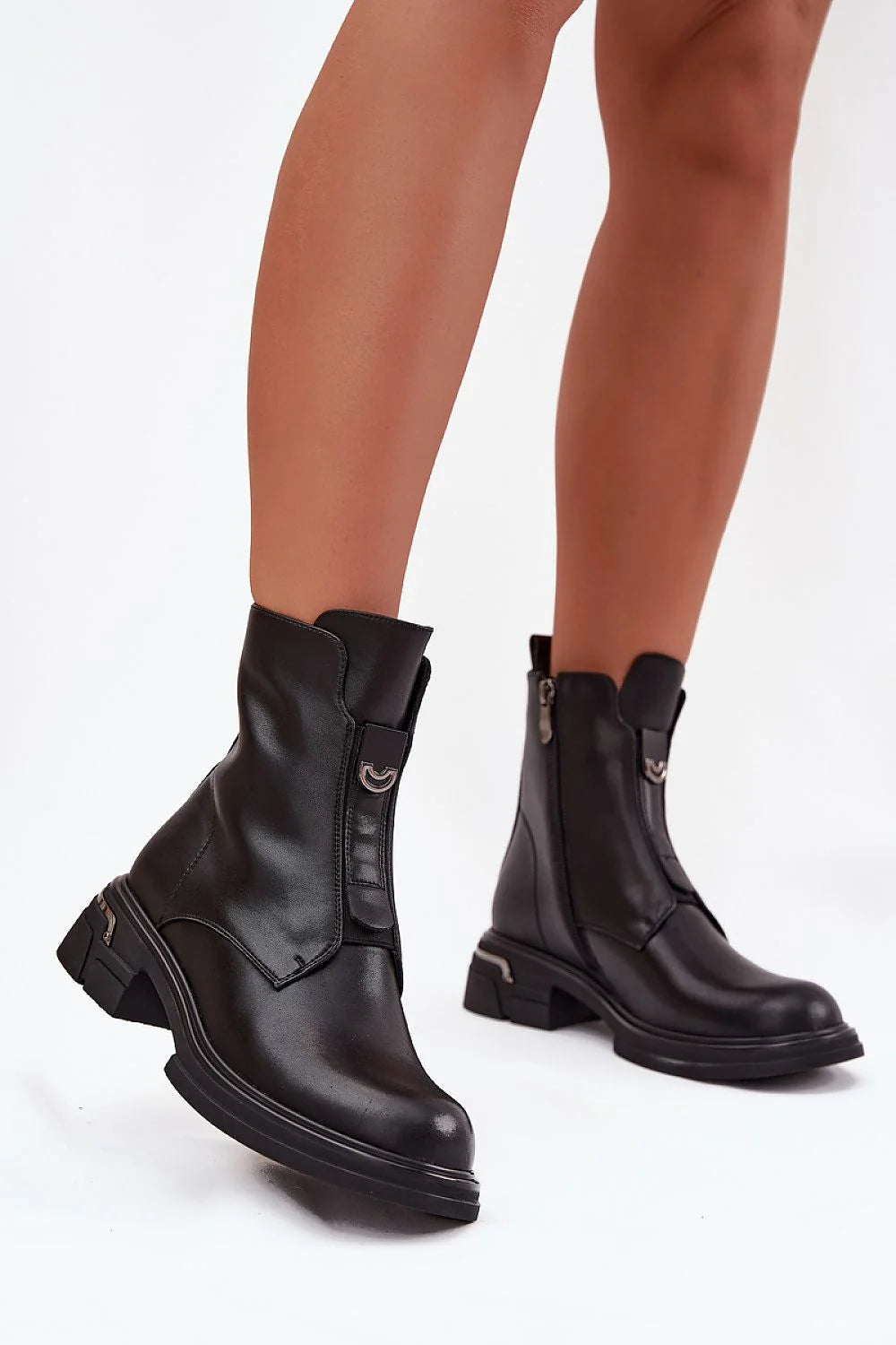 bottines femme cuir noir lisse mi mollet talon bloc bas semelle crantée fermeture éclair latérale doublure chaude détail métallique argenté