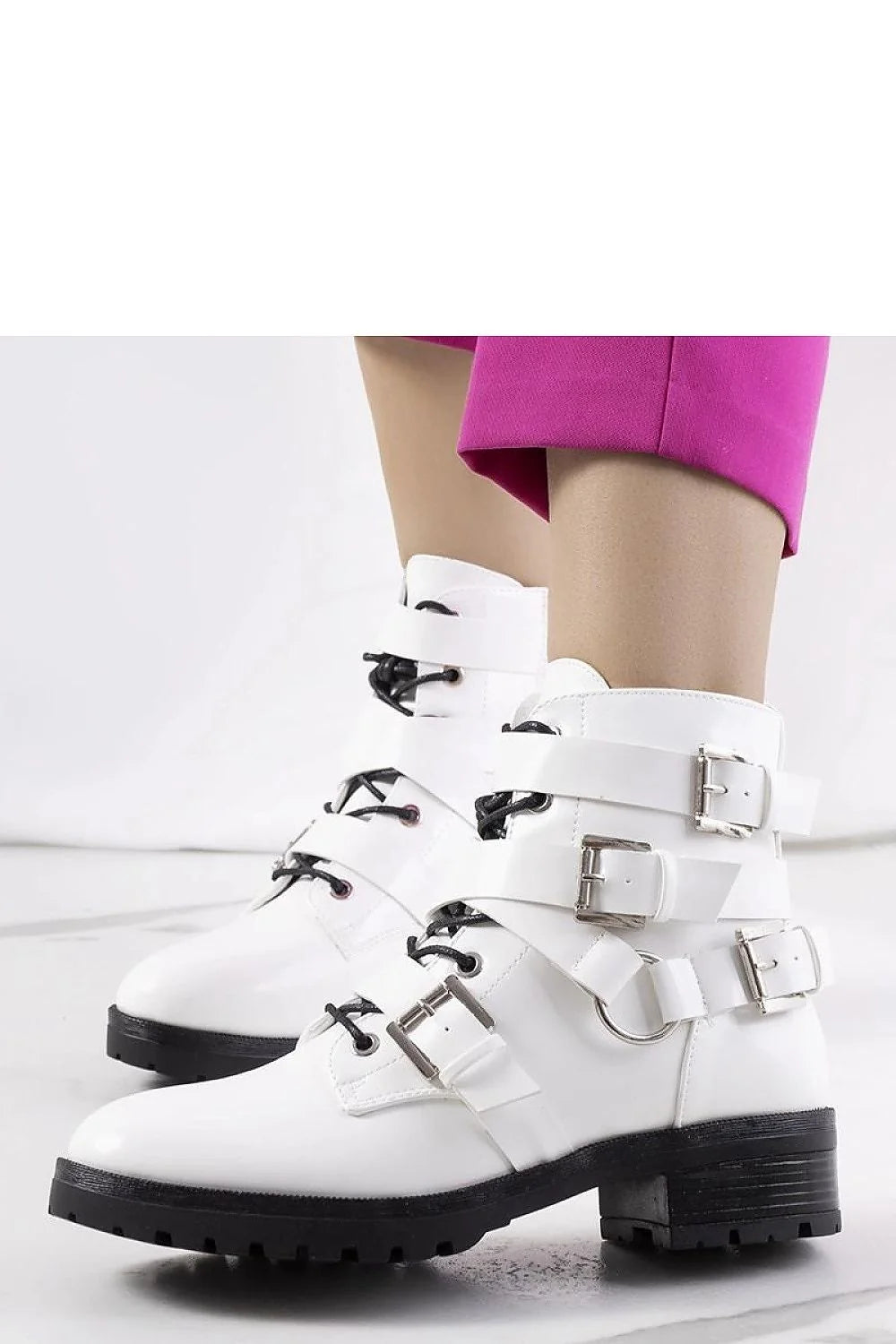 Bottes blanches pour femme, design moderne audacieux, cuir lisse, sangles ajustables, lacets noirs, semelle en caoutchouc, talon carré, look urbain, style sophistiqué, occasion quotidienne, soirée, mode tendance, confortable, qualité supérieure