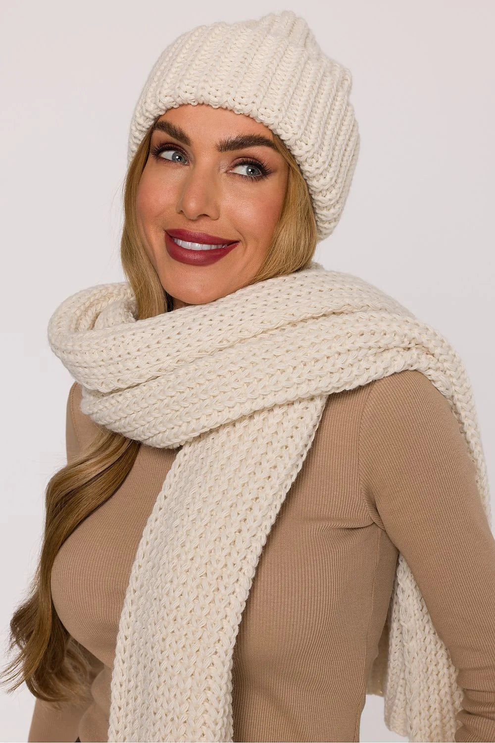 bonnet beanie femme écru maille côtelée épaisse revers plié larges côtes coupe ajustée extensible chaud hivernal