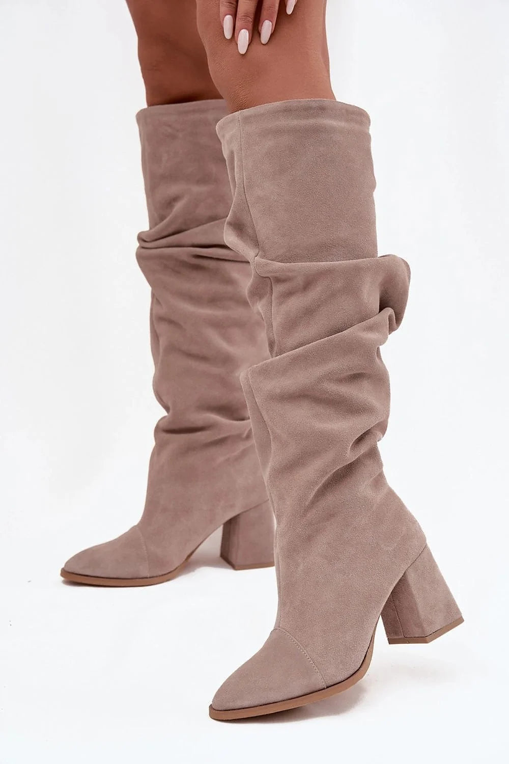 bottes hautes femme suède naturel taupe froissée enfilable doublée chaude talon colonne stable moyen bout pointu silhouette affinée semelle contrastée