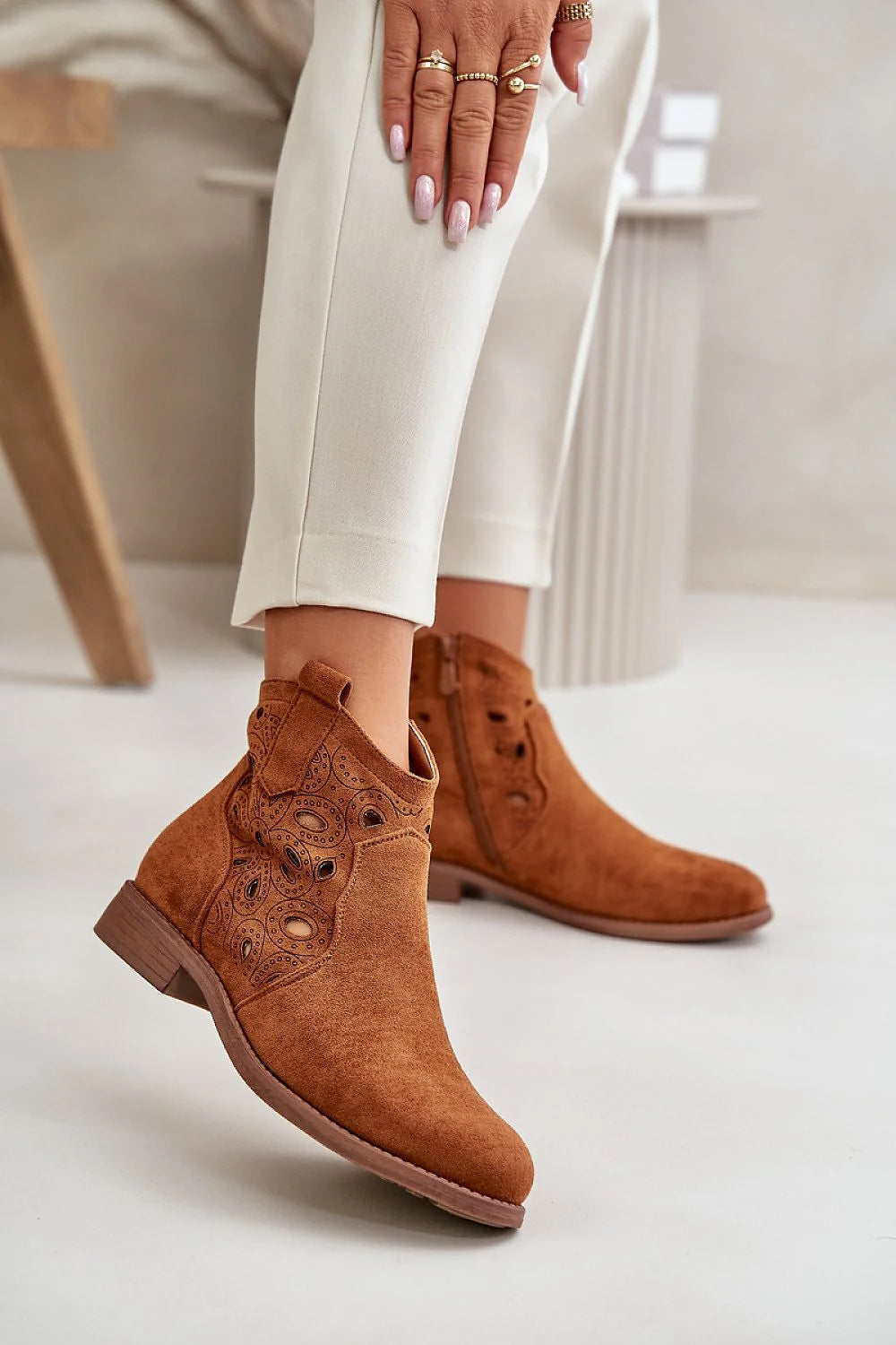 Bottes pour femmes en suédine écologique style Chelsea talon plat motifs laser gravés couleur brun clair