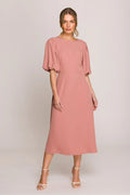 Robe de jour élégante pour femme midi manches bouffantes en soie ou polyester rose poudré coupe droite encolure bateau dos nu mode intemporelle occasion多种
