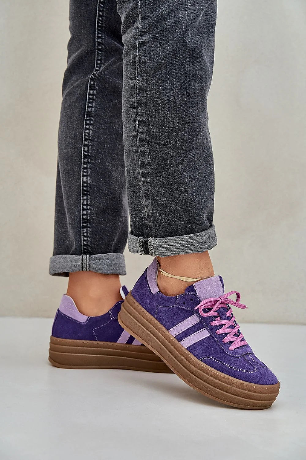 Chaussures de sport modernes pour femmes en cuir suédé violet, design audacieux, semelle épaisse, style rétro-moderne, baskets élégantes pour usage quotidien, tendance et confort