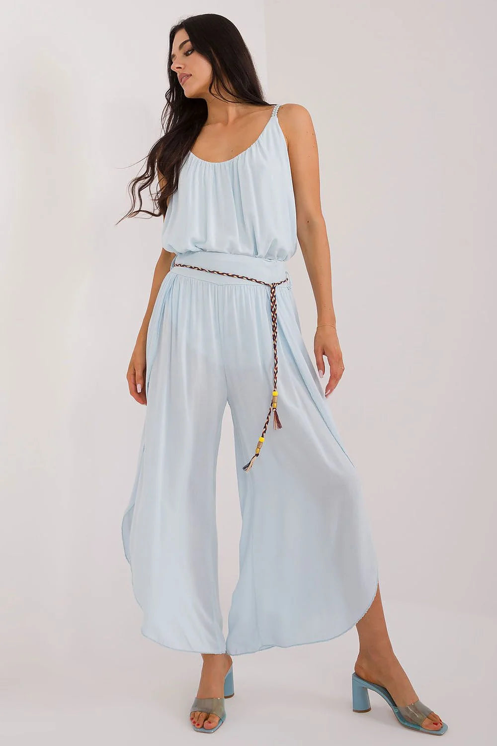 Combinaison femme fluide design ample élégant décolleté arrondi bretelles fines pantalon large jambes évasées fentes ceinture tressée perles pompons bleu pâle été