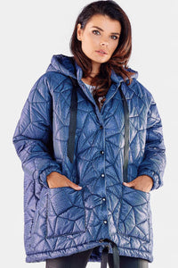 veste matelassée oversize puffer capuche longue cocon technique brillant bleu nuit piqûres géométriques poches plaquées boutons pression cordons réglage ourlet