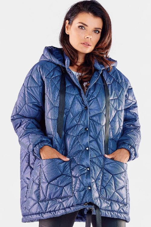 veste matelassée oversize puffer capuche longue cocon technique brillant bleu nuit piqûres géométriques poches plaquées boutons pression cordons réglage ourlet