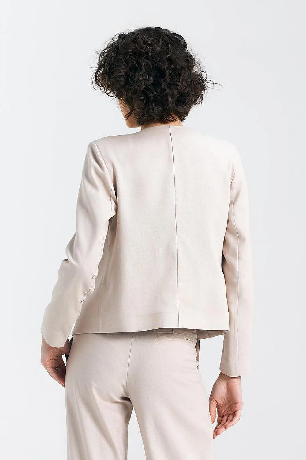 Blazer femme élégant en viscose lin coton beige coupe carrée sans col tailoring précis occasion formelle