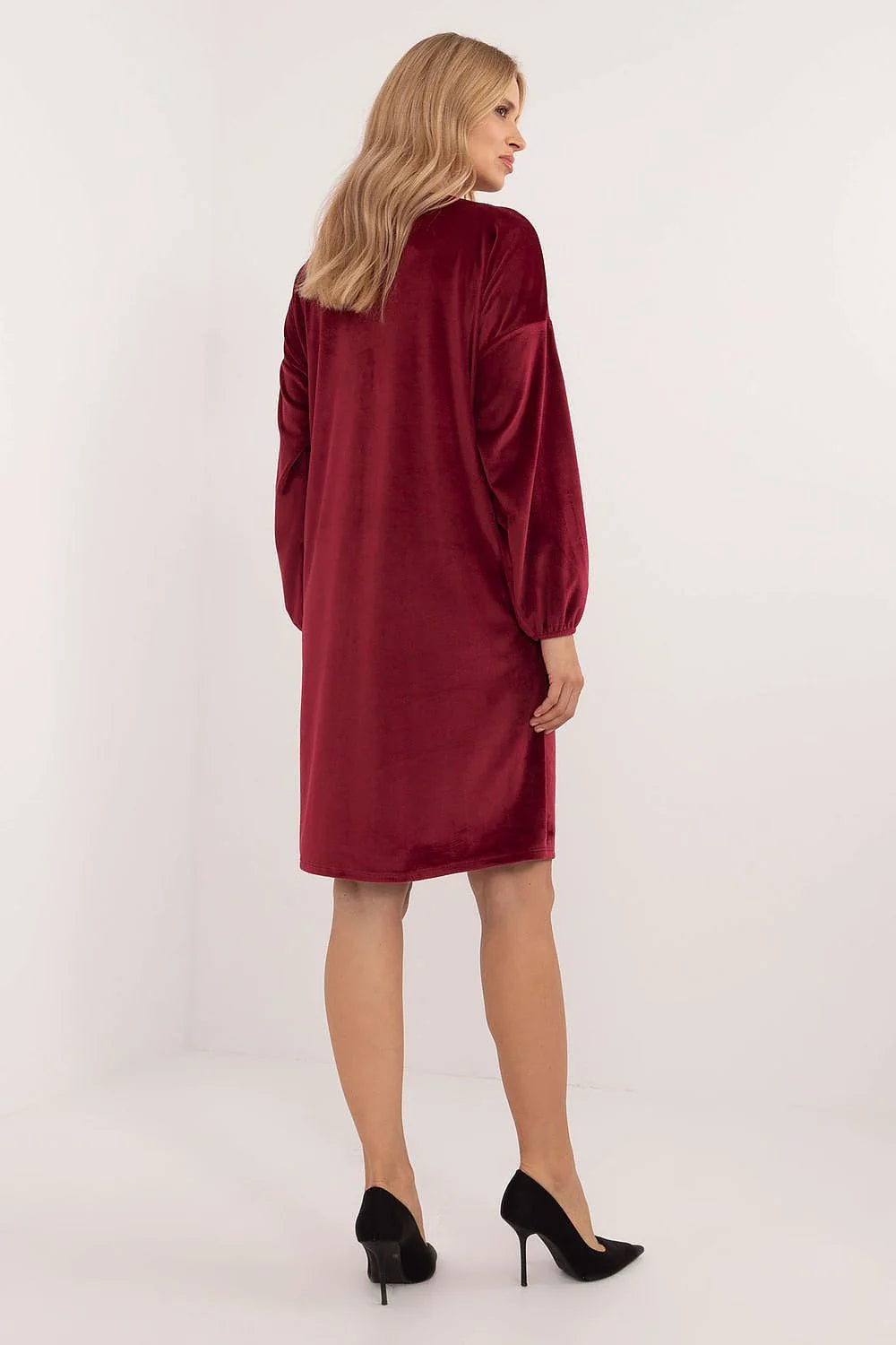 robe velours bordeaux manches longues encolure V froncée broche papillon métallique lien coulissant ajustable coupe ample genou