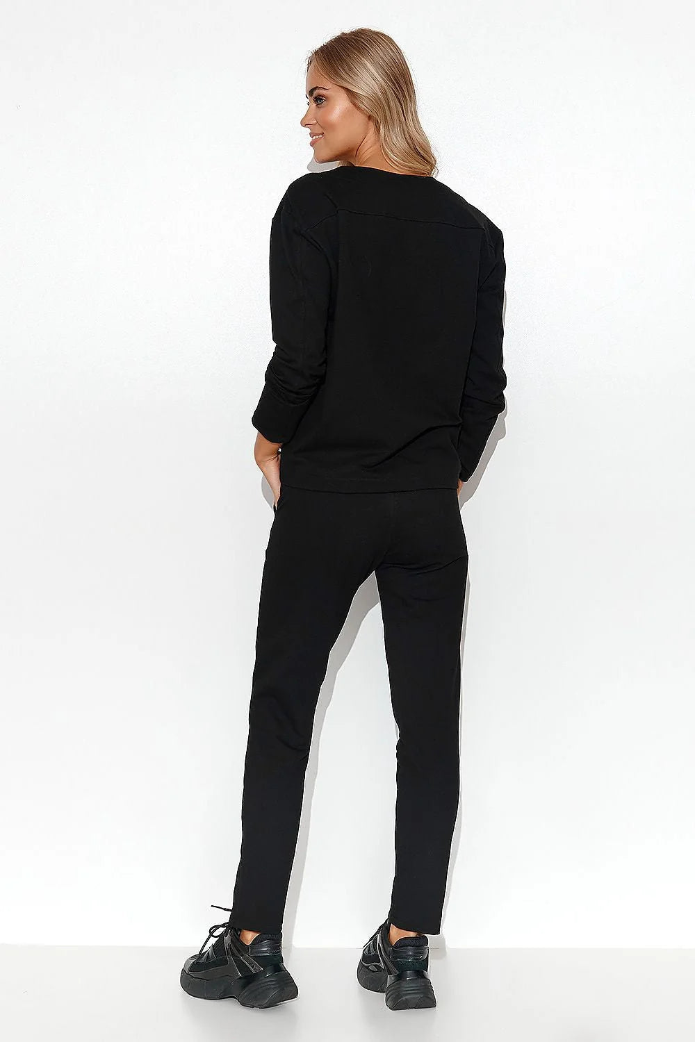 Ensemble Makadamia pour femme, chemisier V-neck longues manches, pantalon droit, logo M, couleurs neutres, style business chic, matière haute qualité, polyvalent