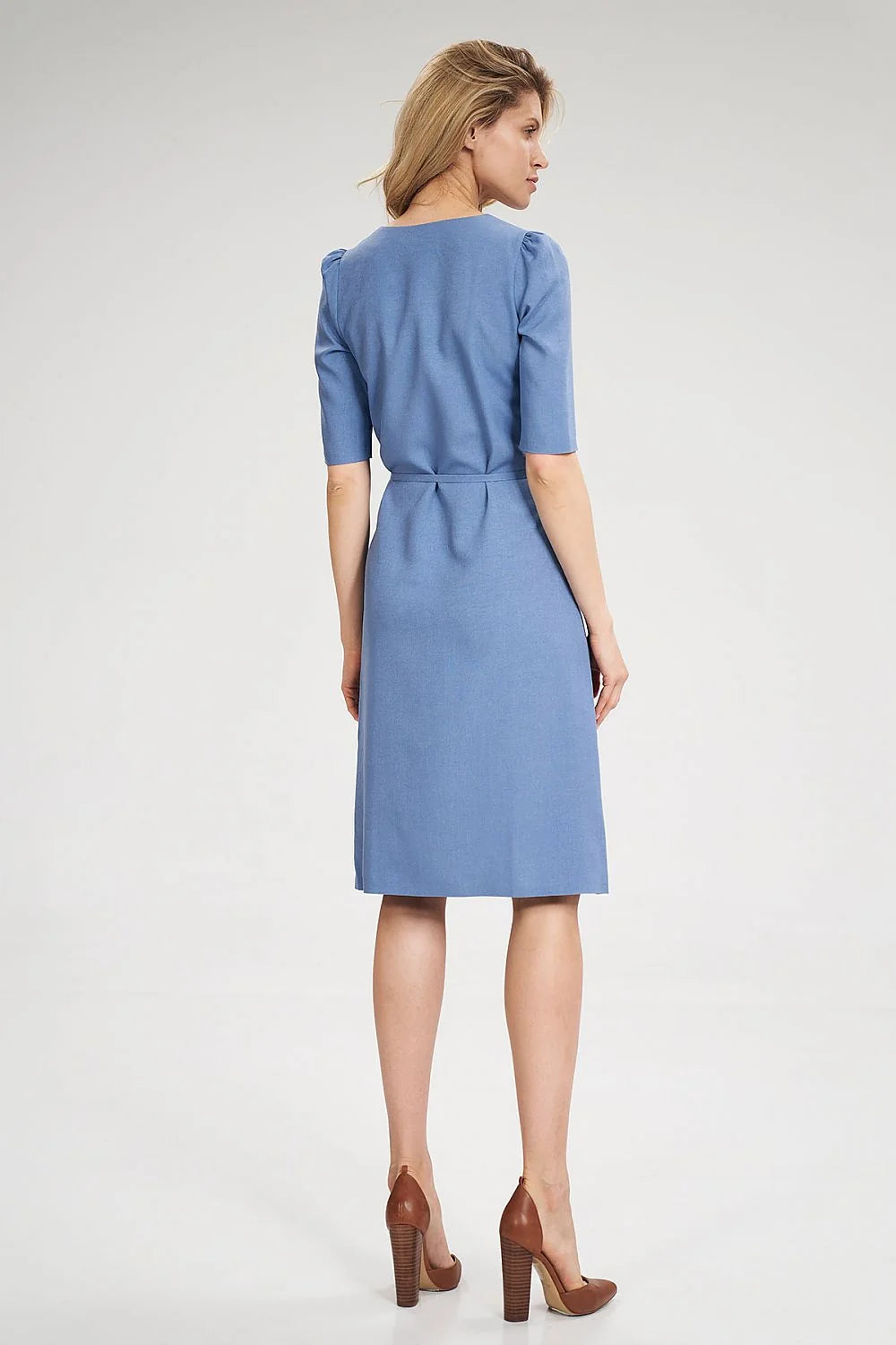 robe midi bleu doux portefeuille tissu léger lin coton coupe ajustée encolure V manches courtes volants ceinture nouée boutons décoratifs