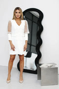 Robe de cocktail élégante moderne couleur blanche pure double boutonnage manches organza transparentes en V au-dessus du genou épaules structurées pour occasions spéciales réceptions soirées femmes