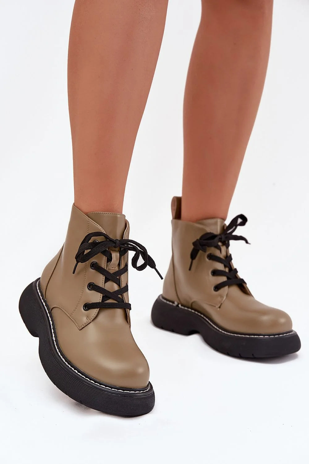 bottines femme similicuir lisse taupe olive cheville bout rond plateforme 35mm semelle crantée noire surpiqûre blanche lacets doublure chaude confortable