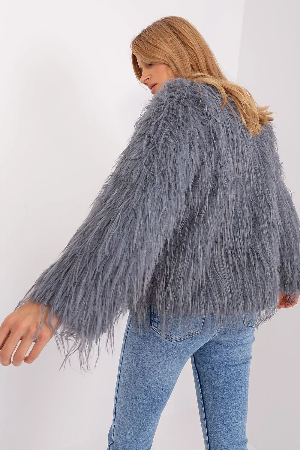 Veste pour femmes fourrure synthétique gris argenté style audacieux coupe courte manches longues col rond sans fermeture