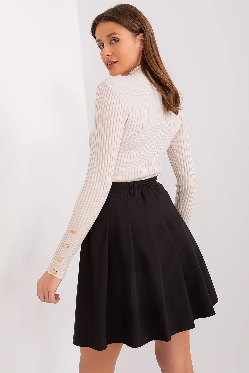 Jupe Lakerta évasée noire avec haut beige maille côtelée col montant boutons dorés taille haute plis structurés femme