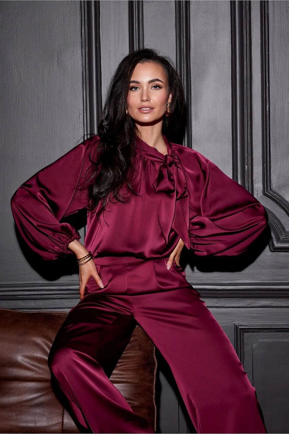 Chemisier en satin longues manches bouffantes élastiquées couleurs bordeaux Polyester 100% Taille ajustable femme mode élégante occasion soirée