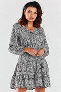 Robe imprimée noir blanc manches longues col v coupe trapèze taille cintrée jupe évasée plis volants détails élégants