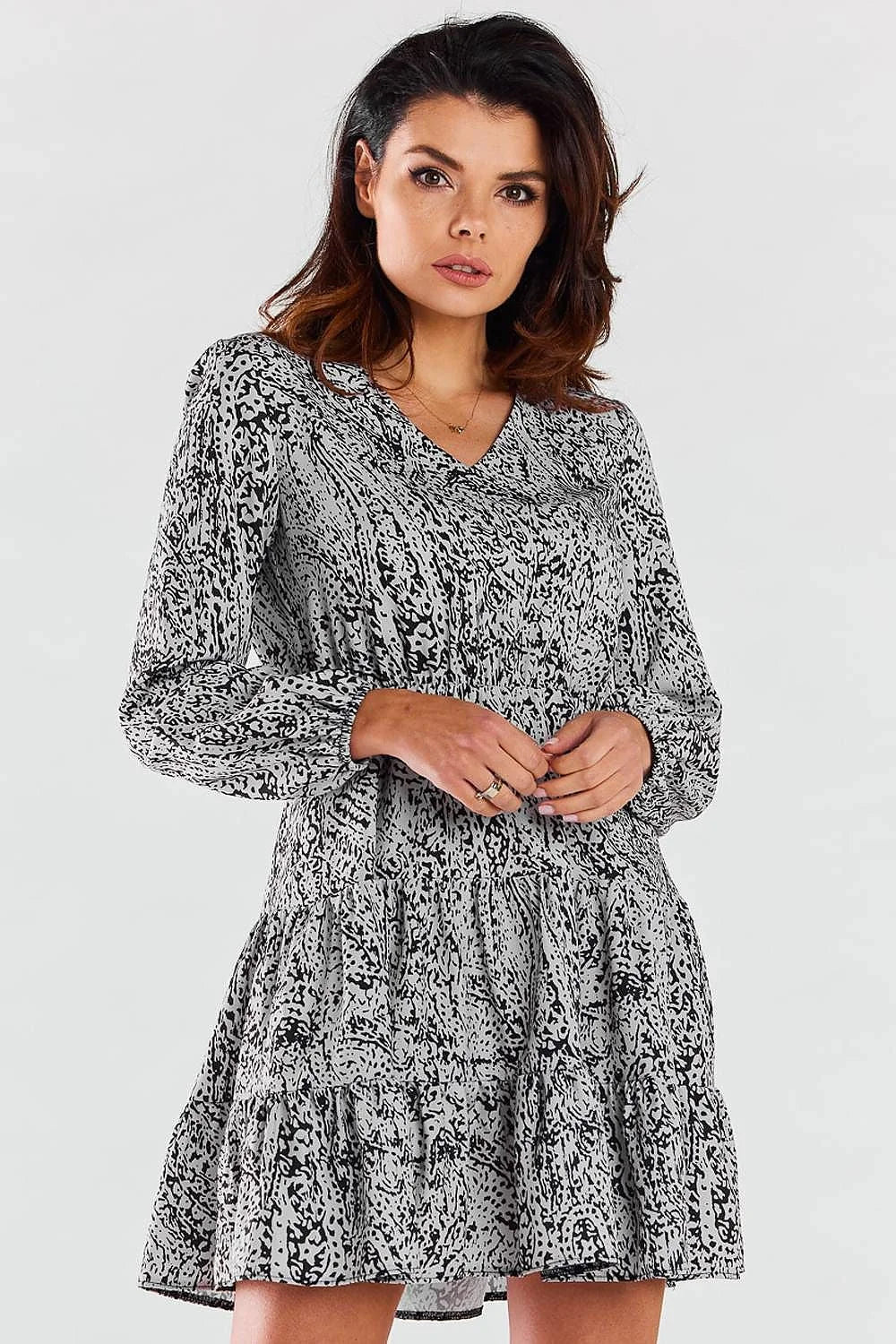 robe femme courte imprimée noir blanc manches longues décolleté V coupe trapèze taille cintrée jupe évasée étagée