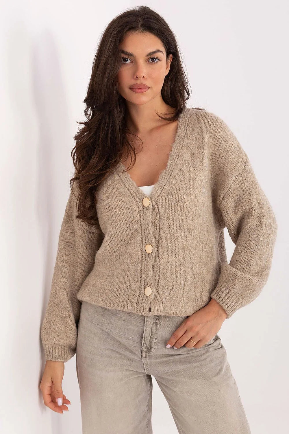 cardigan femme boutonné maille épaisse beige coupe courte oversize encolure V manches longues épaules tombantes douce duveteuse boutons bois mats